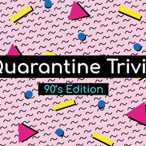 Puede incluir: Un fondo rosa con un patrón de estilo de los 90 de líneas onduladas negras, rectángulos amarillos y triángulos rosas. El texto "Quarantine Trivia 90's Edition" está en letras blancas sobre una pancarta negra.