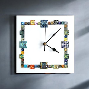 Handgefertigte weiße quadratische Wanduhr mit farbigen Glascabochons | Einzigartige Wohndekoration