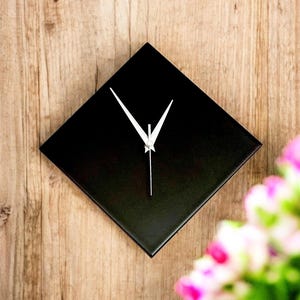 Minimalistische moderne zeitgenössische Black Diamond Wanduhr 28 cm, Leise Nicht Tickend