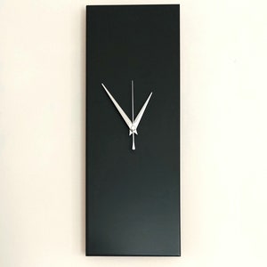 Peut inclure: Ensemble de trois bols gigognes en céramique, bleus, verts et blancs. Les bols présentent un glaçage moucheté et un design simple et moderne. Le plus grand bol mesure environ 15 cm de diamètre.