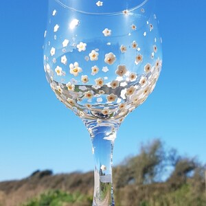 Paire De Verres à Vin Peints à La Main, Motif Pâquerettes (daisies), Signés