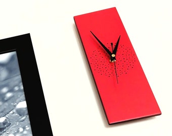 Horloge murale rouge unique, horloge rectangulaire peinte à la main 30cm