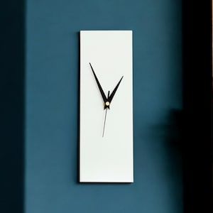 Modern minimalistisk vit rektangulär väggklocka: Icke-tickande/svepande visare (30 cm)