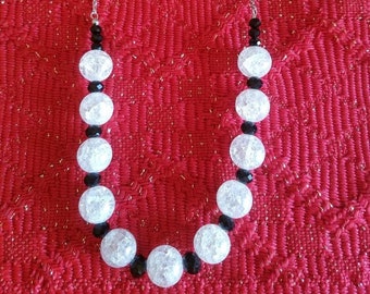 Metro NC051, White and Black Beaded Necklace, White Crazed Bead Necklace, Black White Beaded Necklace, Business Necklace, Casual Necklace