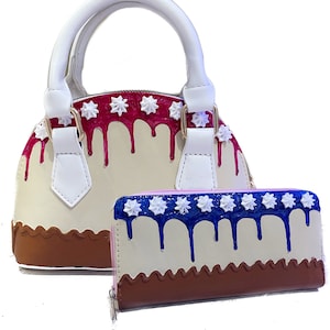 Cartera con asa superior y diseño de postre de tarta de queso