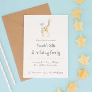 Puede incluir: Una tarjeta de invitaci&oacute;n de cumplea&ntilde;os blanca con una jirafa que lleva un gorro de fiesta azul y sostiene dos globos azules. El texto dice: You are invited to celebrate Jacob's 8th Birthday Party, Saturday 23rd May at 12:00pm, 23 Castle Street, Framlingham, RSVP: Please reply to Louise on 07745125678.