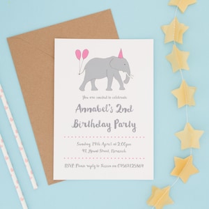 Puede incluir: Una tarjeta de invitaci&oacute;n de cumplea&ntilde;os blanca con un elefante gris que lleva un gorro de fiesta rosa y sostiene dos globos rosas. El texto dice: You are invited to celebrate Annabel's 2nd Birthday Party, Sunday 19th April at 2:00pm, 41, Mount Street, Norwich, RSVP: Please reply to Jessica on 07567125864.