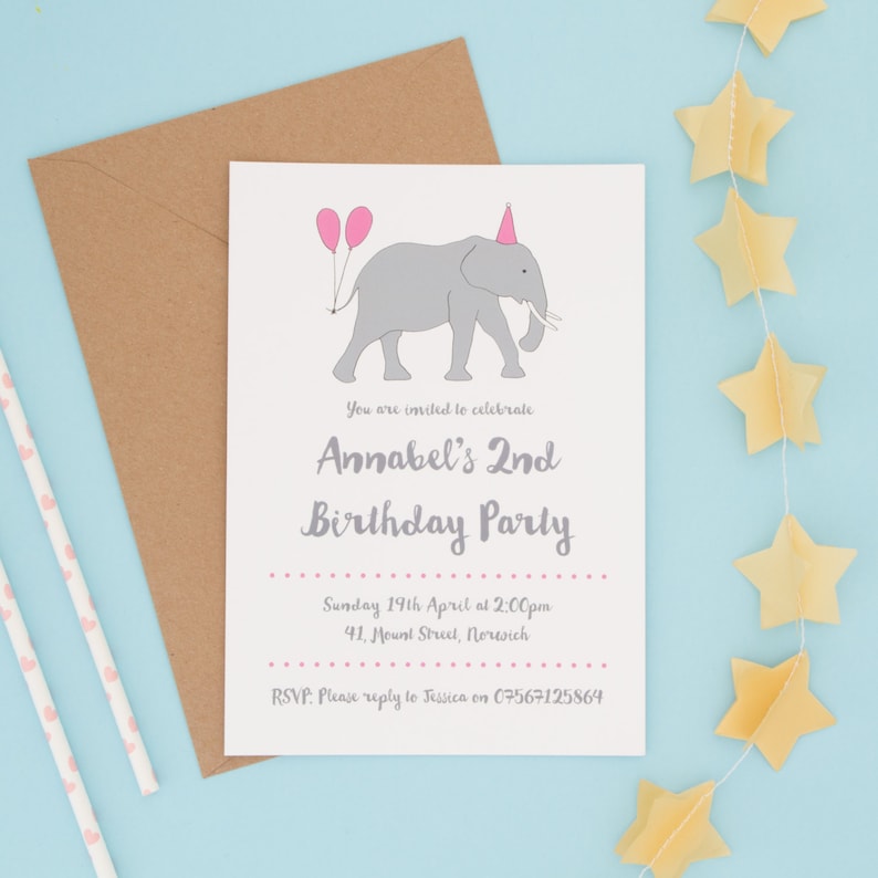 Puede incluir: Una tarjeta de invitaci&oacute;n de cumplea&ntilde;os blanca con un elefante gris que lleva un gorro de fiesta rosa y sostiene dos globos rosas. El texto dice: You are invited to celebrate Annabel's 2nd Birthday Party, Sunday 19th April at 2:00pm, 41, Mount Street, Norwich, RSVP: Please reply to Jessica on 07567125864.