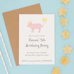 Puede incluir: Una tarjeta de invitaci&oacute;n de cumplea&ntilde;os blanca con un cerdo rosa que lleva un sombrero de fiesta amarillo y sostiene dos globos amarillos. El texto dice: You are invited to celebrate Thomas' 5th Birthday Party, Saturday 6th June at 12:00pm, Wormwood House, Chapel Street, Burgh, RSVP: Please reply to Samantha on 07818568427.