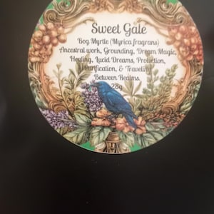 Può includere: Un'etichetta rotonda decorativa con il testo "Sweet Gale" e illustrazioni botaniche. L'etichetta presenta un uccello blu posato sui fiori, con testo che descrive le sue proprietà e un peso di 28g.