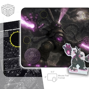 Puede incluir: Una alfombrilla de ratón con una ilustración detallada de un personaje futurista blindado con acentos morados brillantes. El diseño incluye el texto "MONSTER MONITORING AGENCY" y un recorte más pequeño del personaje. La alfombrilla mide 24,1 cm x 20,3 cm.