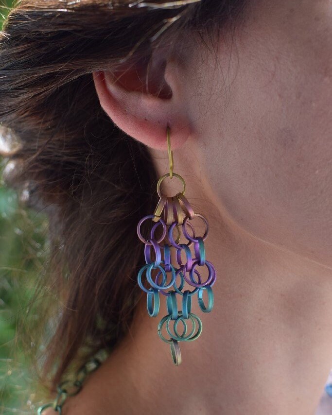 Boucles d'oreilles pendantes en titane à l'ambiance ludique et colorée