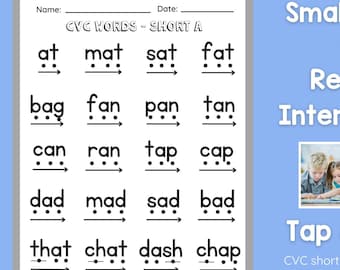 Può includere: Un foglio di lavoro in bianco e nero con il titolo "CVC Words - Short A" e una griglia di parole CVC con righe vuote per gli studenti per scrivere i suoni. Il foglio di lavoro è progettato per piccoli gruppi o intervento di lettura. L'immagine include anche una foto di tre bambini che lavorano insieme su un tablet.