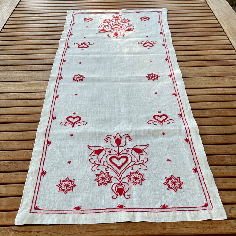 STUNNING SWEDISH TABLECLOTH / Tablerunner / Table Topper / Embroidery