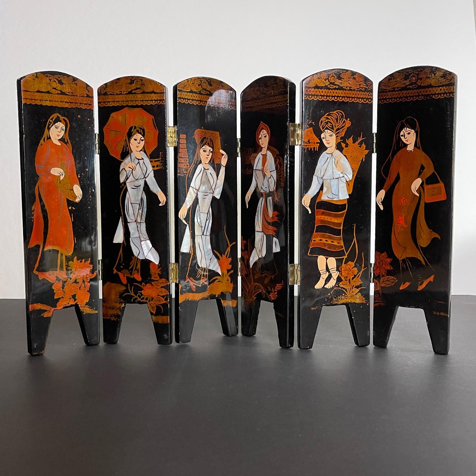 Vintage Japanese Lacquer Folding Screen: Mother of Pearl Geisha
