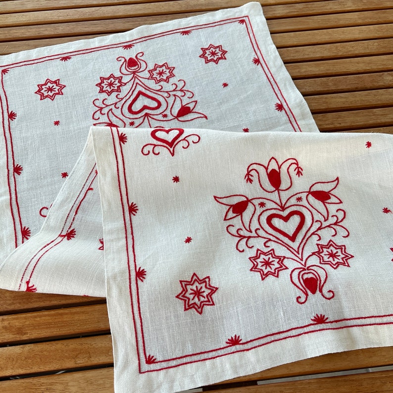 STUNNING SWEDISH TABLECLOTH / Tablerunner / Table Topper / Embroidery