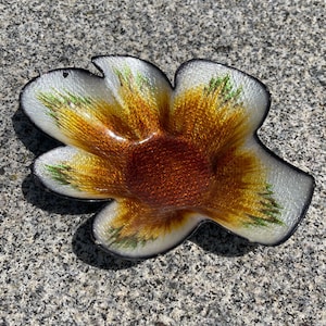 Broche Vintage Fleur En émail Signée BETOURNE Limoges - Argenté - Occasion Bon état
