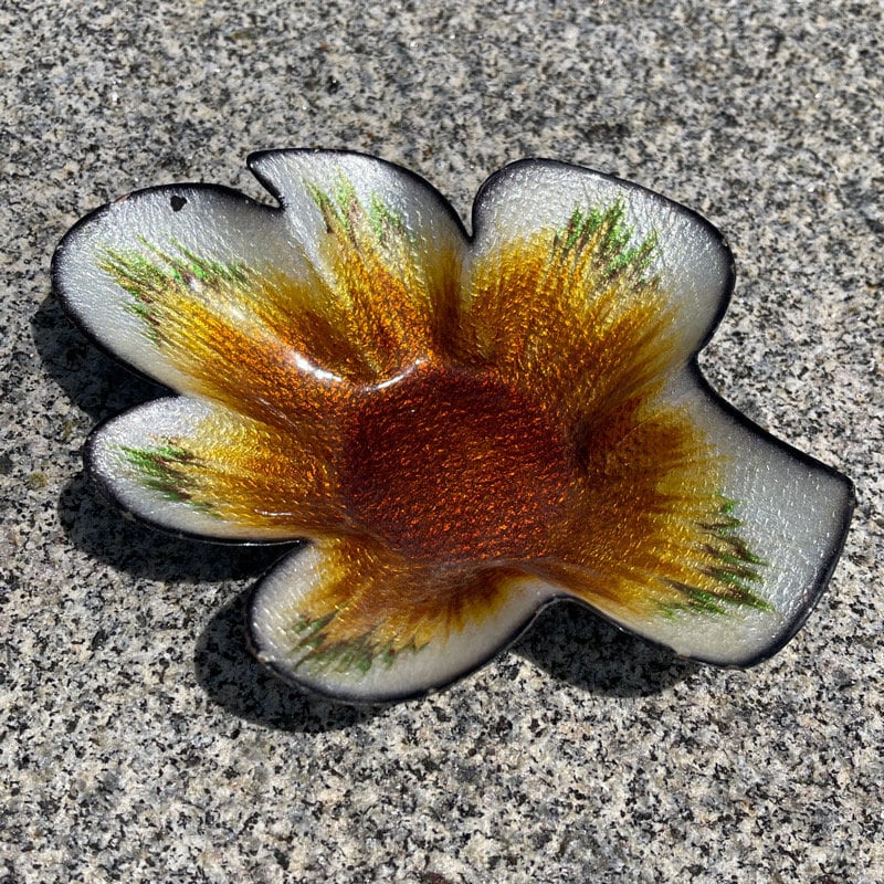 BROCHE VINTAGE ANNÉES 80 en étain signée Ferraggioli représentant une BROCHE VINTAGE ANNÉES 80 en étain signée Ferraggioli représentant une