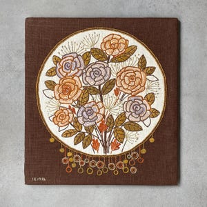 SWEDISH VINTAGE EMBROIDERY / Großer Wandbehang / Handarbeit / Skandinavisch / 60s 70s / Florale Stickerei
