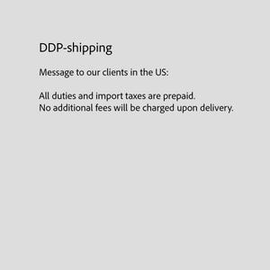 K&ouml;nnte beinhalten: Text auf hellgrauem Hintergrund mit der Aufschrift "DDP-shipping", gefolgt von einer Nachricht an US-Kunden. Die Nachricht besagt, dass alle Z&ouml;lle und Einfuhrsteuern im Voraus bezahlt werden und keine zus&auml;tzlichen Geb&uuml;hren bei Lieferung anfallen.