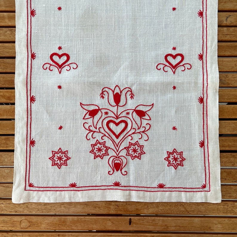 STUNNING SWEDISH TABLECLOTH / Tablerunner / Table Topper / Embroidery