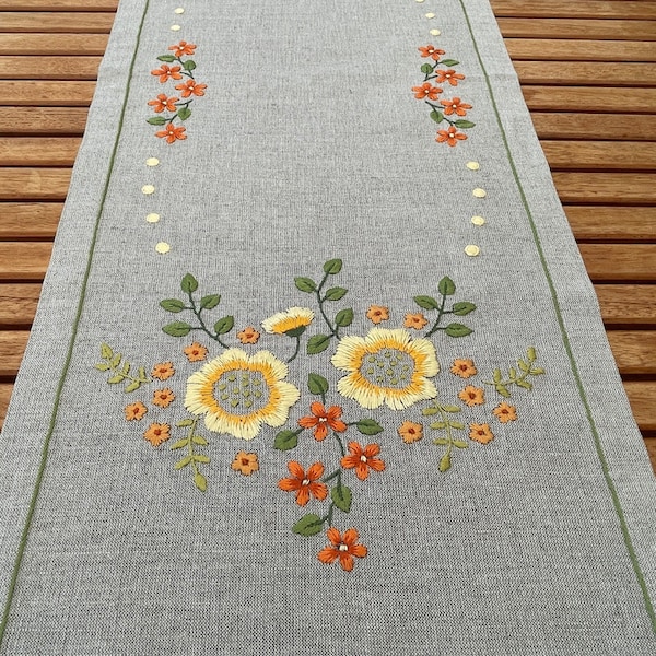 SWEDISH EMBROIDERED CLOTH / Linen tablerunner / Floral tablecloth / Vintage / Cottage country / Handmade / Embroidery / Romantic