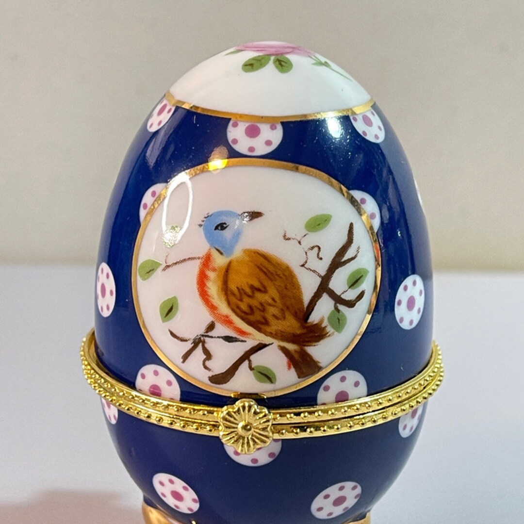 OIVA TOIKKA, An annual glass bird with its egg, year 2004