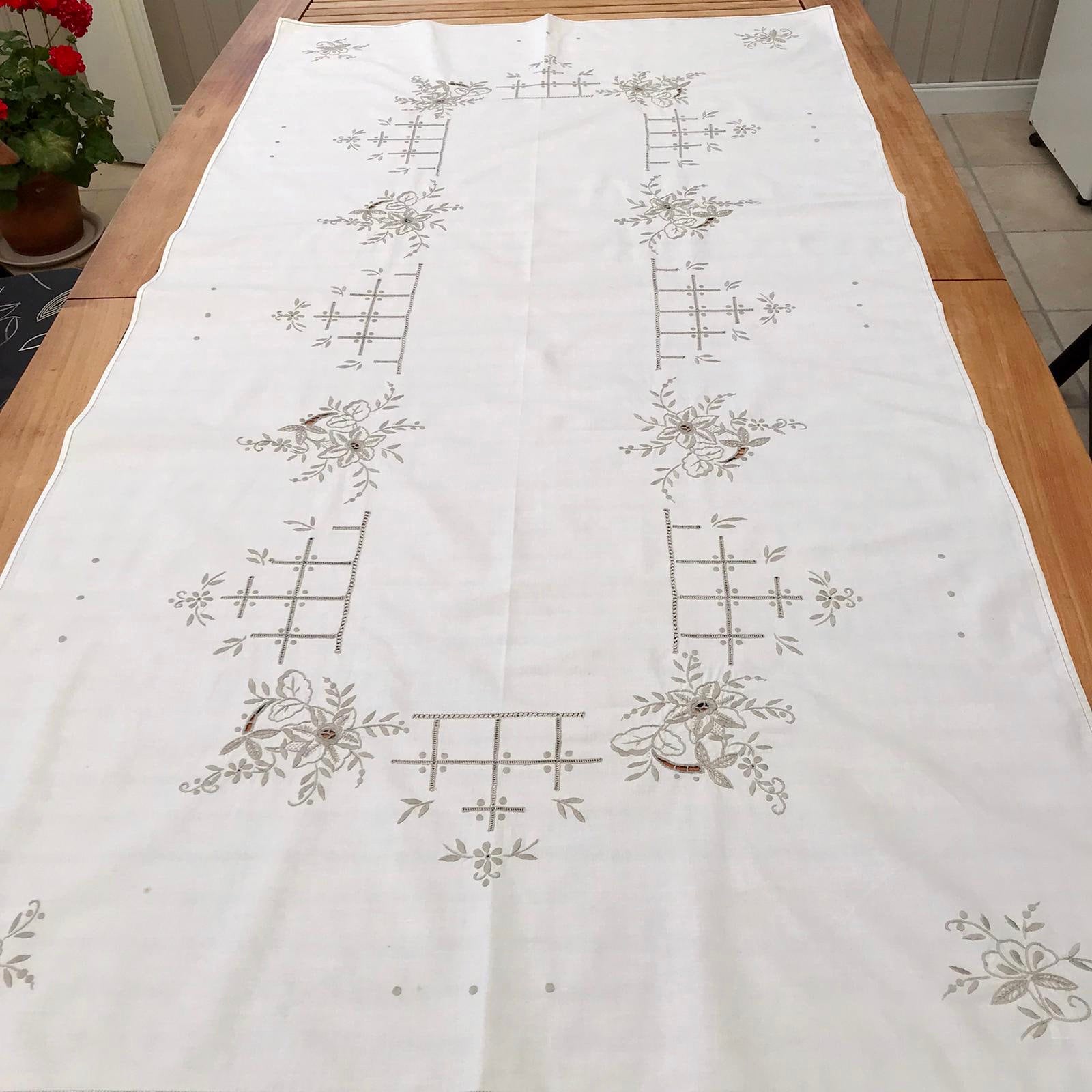 Large Vintage Tablecloth/Embroidery Cloth White Beige Romantic Floral Table Linge Cottage & Country 