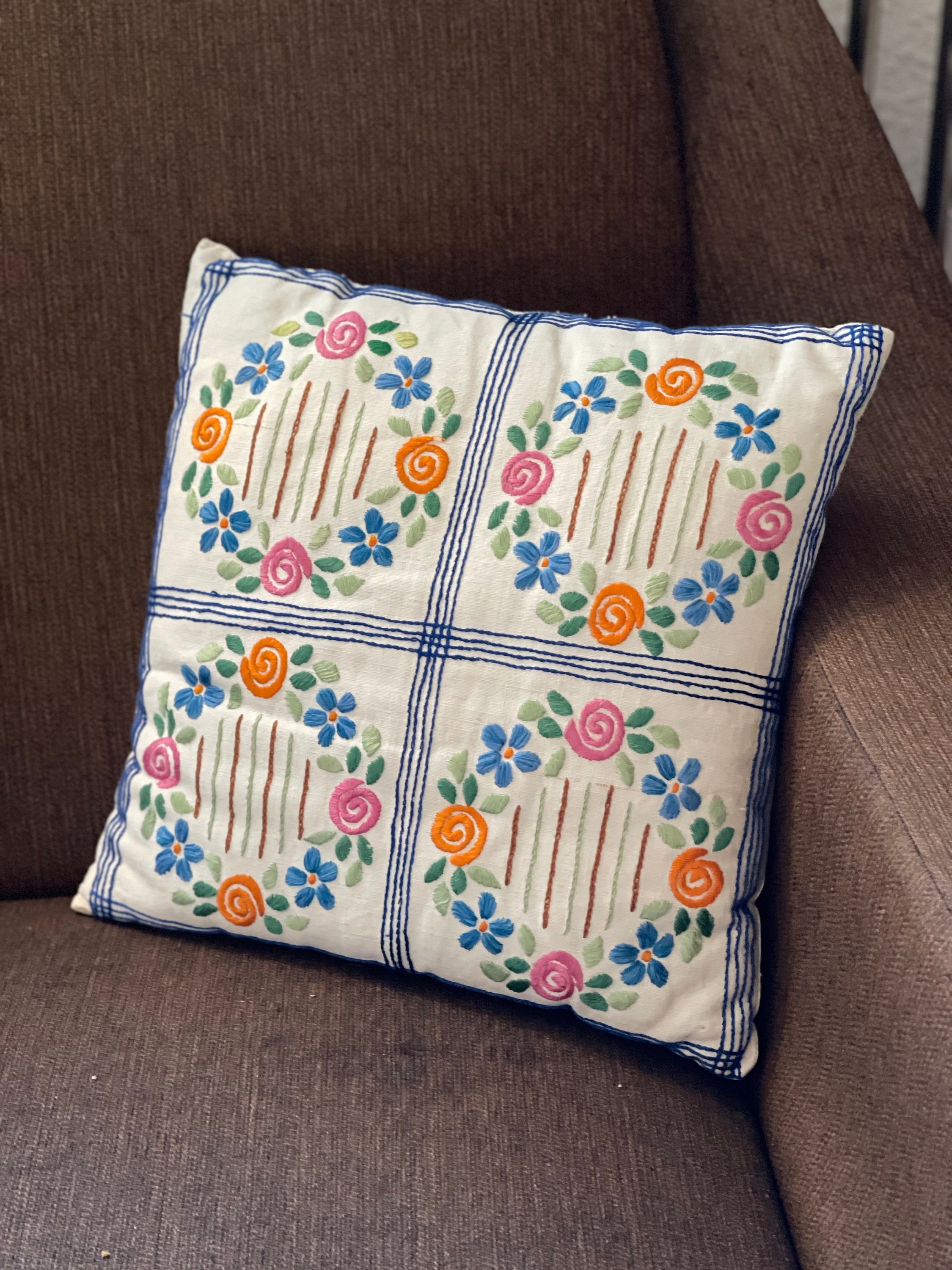 Vintage Swedish Pillow/Fait à La Main Broderie Points de Suture Blanc Bleu Rose Jaune Décoration Int