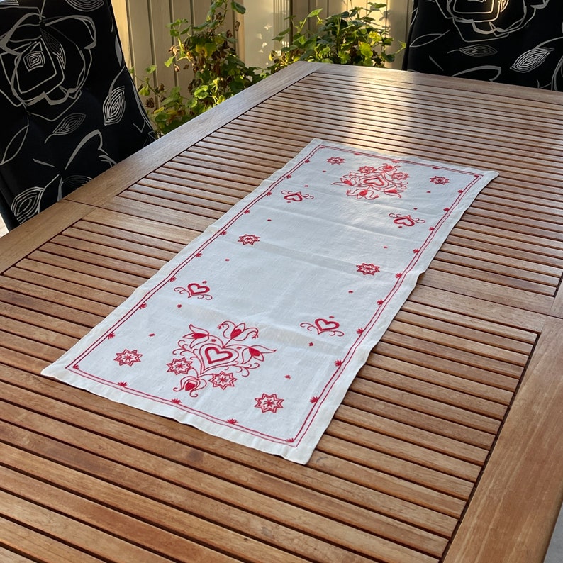 STUNNING SWEDISH TABLECLOTH / Tablerunner / Table Topper / Embroidery