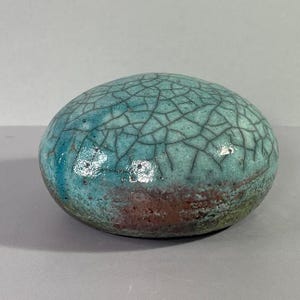 Turkos Raku-skulptur: Handgjord keramisk stenkonst, signerad