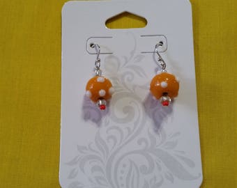 Boucles d’oreilles orange lampadaire, perles de verre orange, orange ronde, perles de graines rouges en verre, fils de crochet à boule en argent sterling de 0,75 po de long. Fait à la main au MI.