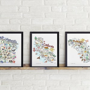 Może przedstawiać: Trzy oprawione ilustracje map stan&oacute;w ze szczeg&oacute;łami narysowanymi ręcznie. Mapy przedstawiają Minnesotę, Kalifornię i Florydę. Każda mapa jest wypełniona kolorowymi ilustracjami zabytk&oacute;w, zwierząt i innych ikon charakterystycznych dla danego stanu.