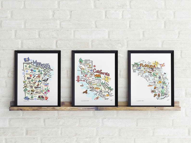 Może przedstawiać: Trzy oprawione ilustracje map stan&oacute;w ze szczeg&oacute;łami narysowanymi ręcznie. Mapy przedstawiają Minnesotę, Kalifornię i Florydę. Każda mapa jest wypełniona kolorowymi ilustracjami zabytk&oacute;w, zwierząt i innych ikon charakterystycznych dla danego stanu.