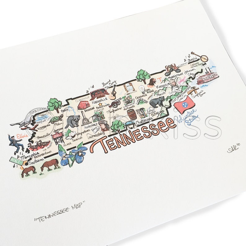 Może przedstawiać: Ręcznie rysowana mapa Tennessee z ilustracjami zabytk&oacute;w i miast. Mapa jest w stylu kresk&oacute;wkowym z jasnobrązowym obramowaniem i beżowym tłem. Tekst "Tennessee" jest napisany na pomarańczowo w środku mapy. Tekst "Volunteer State" jest napisany na niebiesko w prawym dolnym rogu mapy. Tekst "Tennessee Map" jest napisany na czarno na dole mapy.