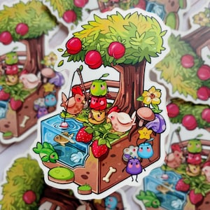 Puede incluir: Una pegatina colorida que presenta una escena caprichosa con un árbol cargado de manzanas rojas, un pequeño estanque con peces y varias criaturas de dibujos animados. La pegatina tiene una base marrón con forma de hueso y un árbol con hojas verdes.