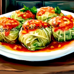 Könnte beinhalten: Ein weißer Teller mit einer roten Saucenbasis und fünf grünen Kohlrouladen. Die Kohlrouladen sind gefüllt mit einer Mischung aus Hackfleisch und Reis. Der Text "Grandma's Cabbage Rolls" ist in Schwarz auf dem Teller geschrieben.