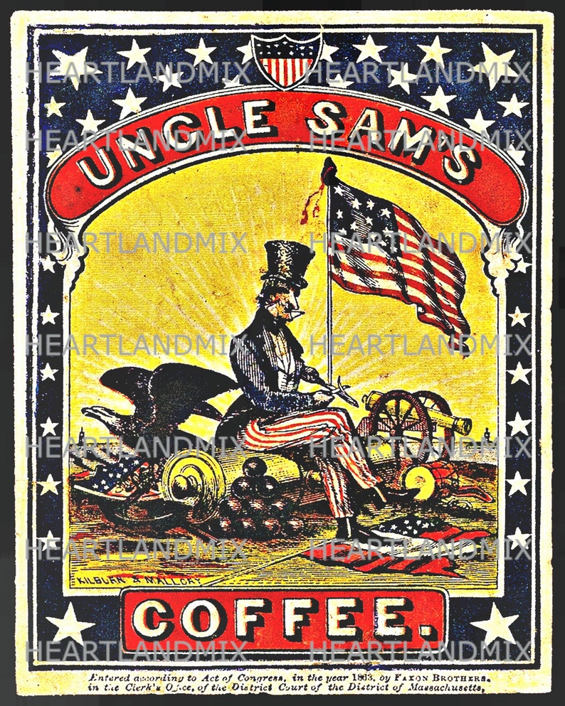 K&ouml;nnte beinhalten: Eine Vintage-Werbung f&uuml;r Uncle Sam's Coffee mit einem Cartoon von Onkel Sam, der auf einer Kanone sitzt, mit einer amerikanischen Flagge im Hintergrund. Der Text 'Uncle Sam's Coffee' ist in roten und wei&szlig;en Buchstaben auf gelbem Hintergrund.