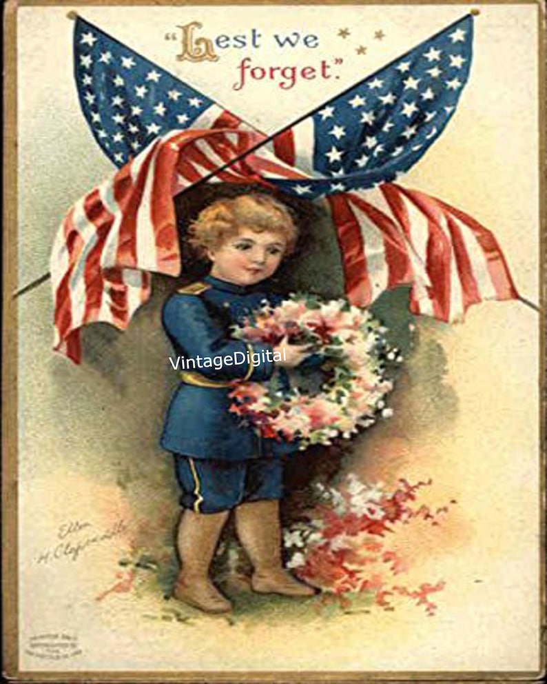 Puede incluir: Un ni&ntilde;o peque&ntilde;o con uniforme azul sostiene una corona de flores rosas y blancas. Est&aacute; de pie frente a dos banderas americanas cruzadas detr&aacute;s de &eacute;l. El texto "Lest we forget." est&aacute; escrito sobre las banderas.