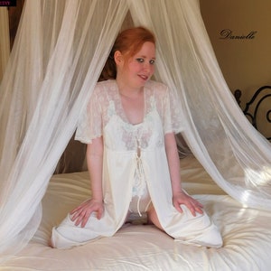 Vanity Fair Off WHITE Nylon and Lace Peignoir DRESSING GOWN Cover Up Robe Lingerie - 34 - S