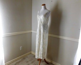 Miss Elaine Off WHITE BRIDAL See-Through Rose Pattern Negligee Long Nightgown Gown Honeymoon Wedding Night Elegant Lingerie - M