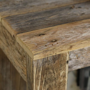 Puede incluir: Una mesa de madera r&uacute;stica con un acabado de madera natural. La mesa est&aacute; hecha de madera recuperada y tiene un aspecto &uacute;nico y desgastado.