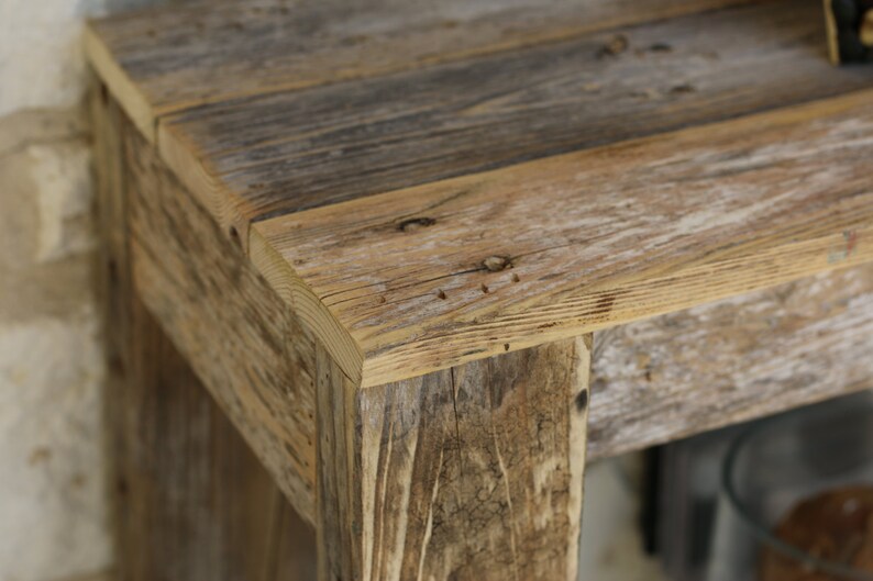 Puede incluir: Una mesa de madera r&uacute;stica con un acabado de madera natural. La mesa est&aacute; hecha de madera recuperada y tiene un aspecto &uacute;nico y desgastado.