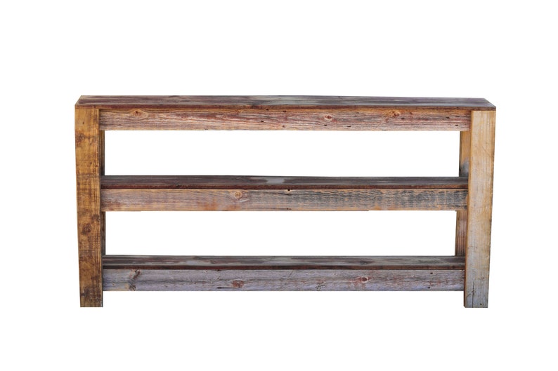 Puede incluir: Una mesa consola de madera r&uacute;stica con tres estantes. La mesa est&aacute; hecha de madera reciclada y tiene un acabado natural.