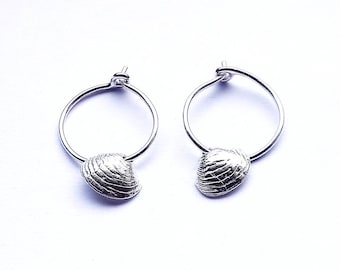 Handgemaakte kleine sterlingzilveren schelpringen, sierlijke bedeloorbellen