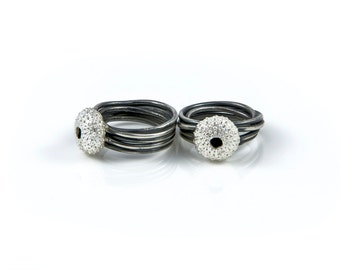 Anillo de erizo de mar de plata de ley oxidada, hecho a mano con banda de espagueti.