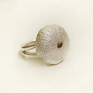 Anillo de erizo de mar grande, anillo de concha, anillo llamativo, joyería de playa, anillos de plata hechos a mano, anillos gruesos, joyería de erizo de mar, anillos grandes
