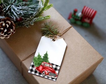 Può includere: Un'etichetta regalo bianca con un camioncino rosso che trasporta un albero di Natale. Il camioncino è su uno sfondo a scacchi bianco e nero. L'etichetta è legata con uno spago a una scatola regalo marrone.
