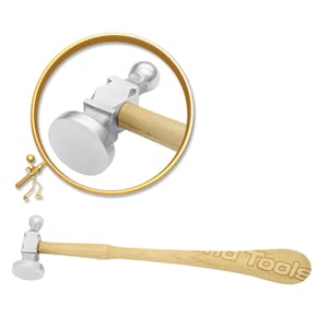 Puede incluir: Un martillo de metal plateado con mango de madera. El mango está grabado con las palabras "Hand Tools".