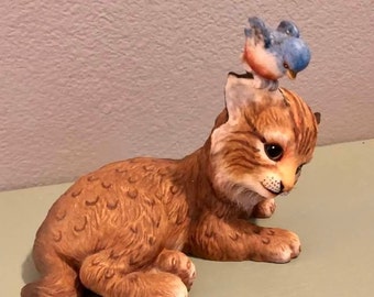 Vintage Franklin Mint Cat Figurine: Creamy Beige Resin, 1986